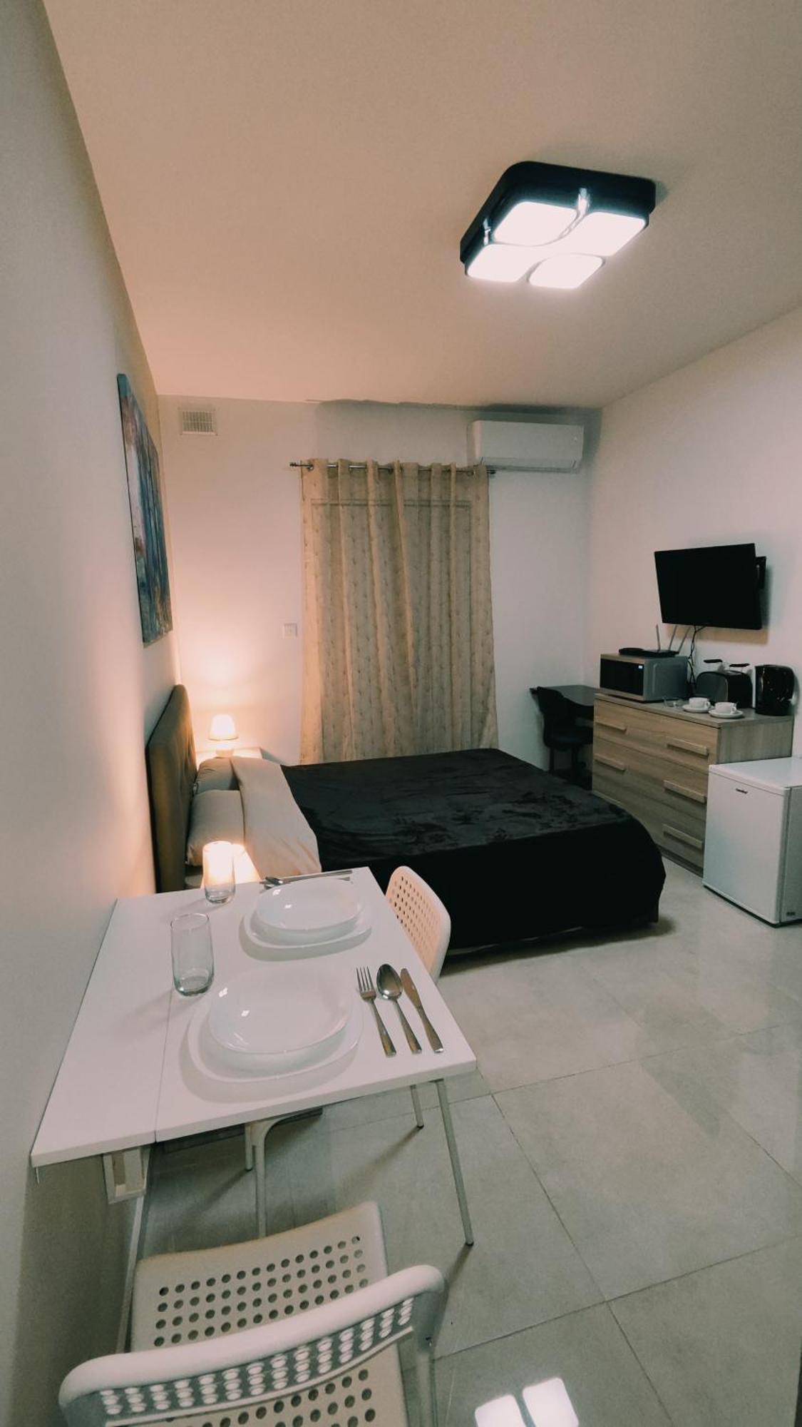 Fairwinds - Double Room With Ensuite - Luqa Airport - Self Check In & Out Available Eksteriør billede